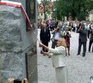 Odsłonięcia pomnika dokonała wiceprezydent Miasta Jeleniej Góry Zofia Czernow - 